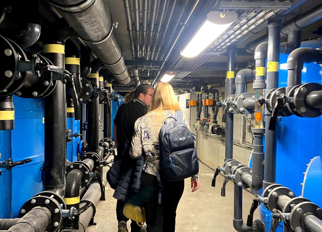 Inextia Christina sales manager på rundvisning hos Alsik i industrimiljø