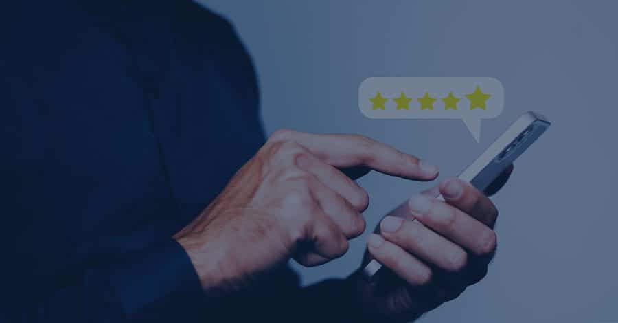 Billede af en hånd der holder en telefon. Skal illustrer