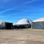 Uden for Sindal Biogas bygning.